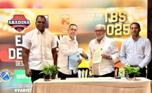 Diego Pesqueira, presidente de Abadina, y Anthony Marte, tras firmar la alianza estratégica de transmisión de los juegos TBS Distrito