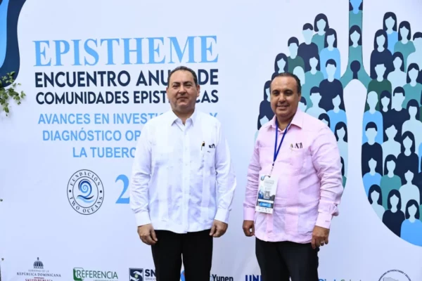 Director del SNS, Mario Lama y Eddy Pérez-Then, presidente de Two Oceans In Health, en el evento sobre avances en el país sobre la tuberculosis.