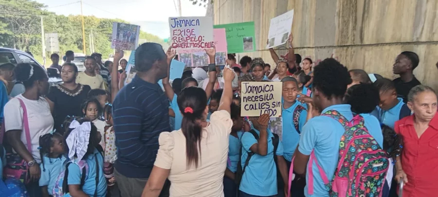 Comunitarios realizaron una protesta por obras. Comunitarios realizaron una protesta por obras.