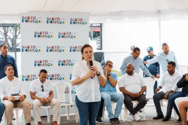 La alcaldesa Carolina Mejía escuchó a comunitarios.