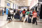 Comisión Aeroportuaria, en informe preliminar, multa a AERODOM al pago de 5 millones de dólares al Estado domingo por fallo eléctrico en el Aeropuerto Internacional de Las Américas (AILA), que dejó pasajeros esperando por horas en la terminal.