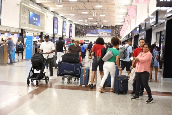 Comisión Aeroportuaria, en informe preliminar, multa a AERODOM al pago de 5 millones de dólares al Estado domingo por fallo eléctrico en el Aeropuerto Internacional de Las Américas (AILA), que dejó pasajeros esperando por horas en la terminal.