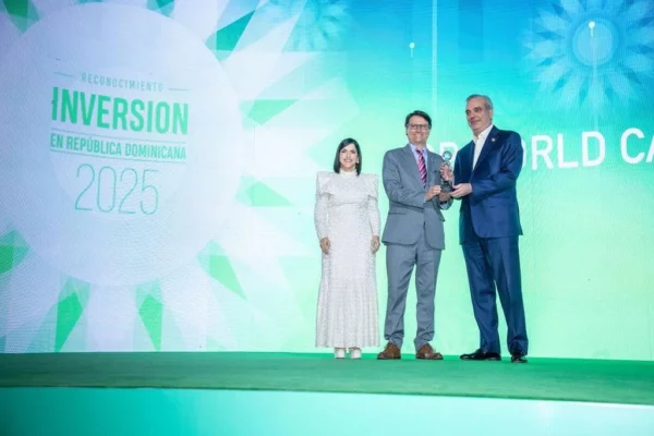 Luis Abinader y Biviana Riveiro  entregaron premio.