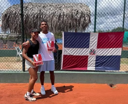 Julianny De La Cruz, junto a Isaac Guerrero.