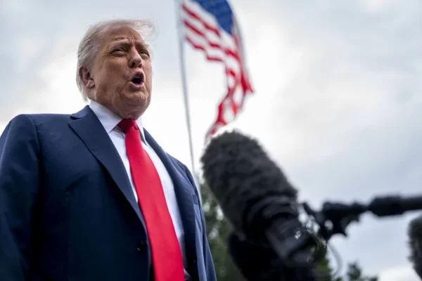 Fotografía de archivo del presidente de Estados Unidos, Donald Trump, hablando con la prensa en el Jardín Sur de la Casa Blanca en Washington, DC, EE. UU.