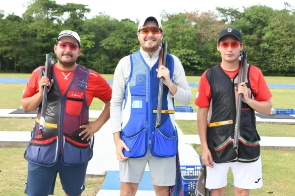 Los dominicanos Stefano Hazoury, Máximo Tavarez y Julio E. Dujarric lograron sus respectivas clasificaciones en skeet individual masculino de tiro al plato