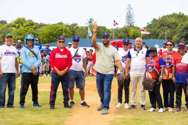 Edwin Encarnación lanza primera bola