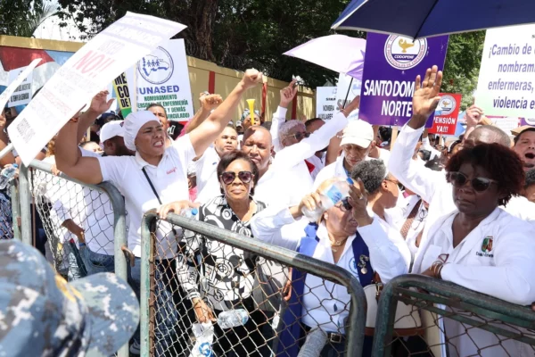 Enfermeras marcharon hoy al Palacio Nacional en demanda de nombramientos, reclasificación de puestos y otras reivindicaciones. Alexis Monegro.