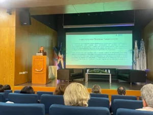 Especialista en servicios consulares Odette Álvarez explica el protocolo a seguir para detección de tuberculosis en solicitantes de residencia estadounidense.