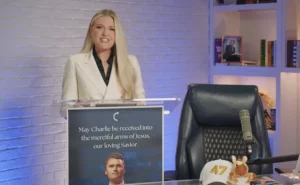 Captura de video cedida por la organización sin ánimo de lucro Turning Point USA de la esposa del comentarista conservador Charlie Kirk, Erika, durante una declaración este viernes, en Phoenix (EE.UU.)