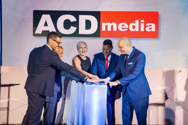 Momento del encendido de la señal digital de Ahora TV (canal 3) y Catorce TV (canal 14), durante el acto de lanzamiento de ACD Media. De izq. a der.: Alberto Fantauzzi, Félix Reyna, Gianni Paulino, Dany Elías y Dany Alcántara