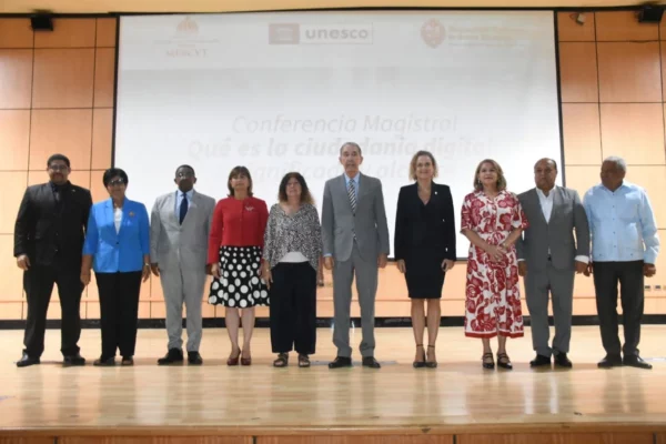 Franklin García Fermín y Roxana Morduchowicz encabezan conferencia junto a otras autoridades y personalidades