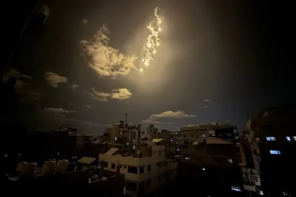 Israel lanzó esta pasada noche una lluvia de bengalas sobre la ciudad de Gaza para avisar a la población de que debe desplazarse al sur.