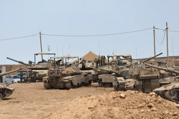 Tanques y vehículos blindados israelíes en la frontera entre Israel y Gaza, este martes 16 de septiembre.