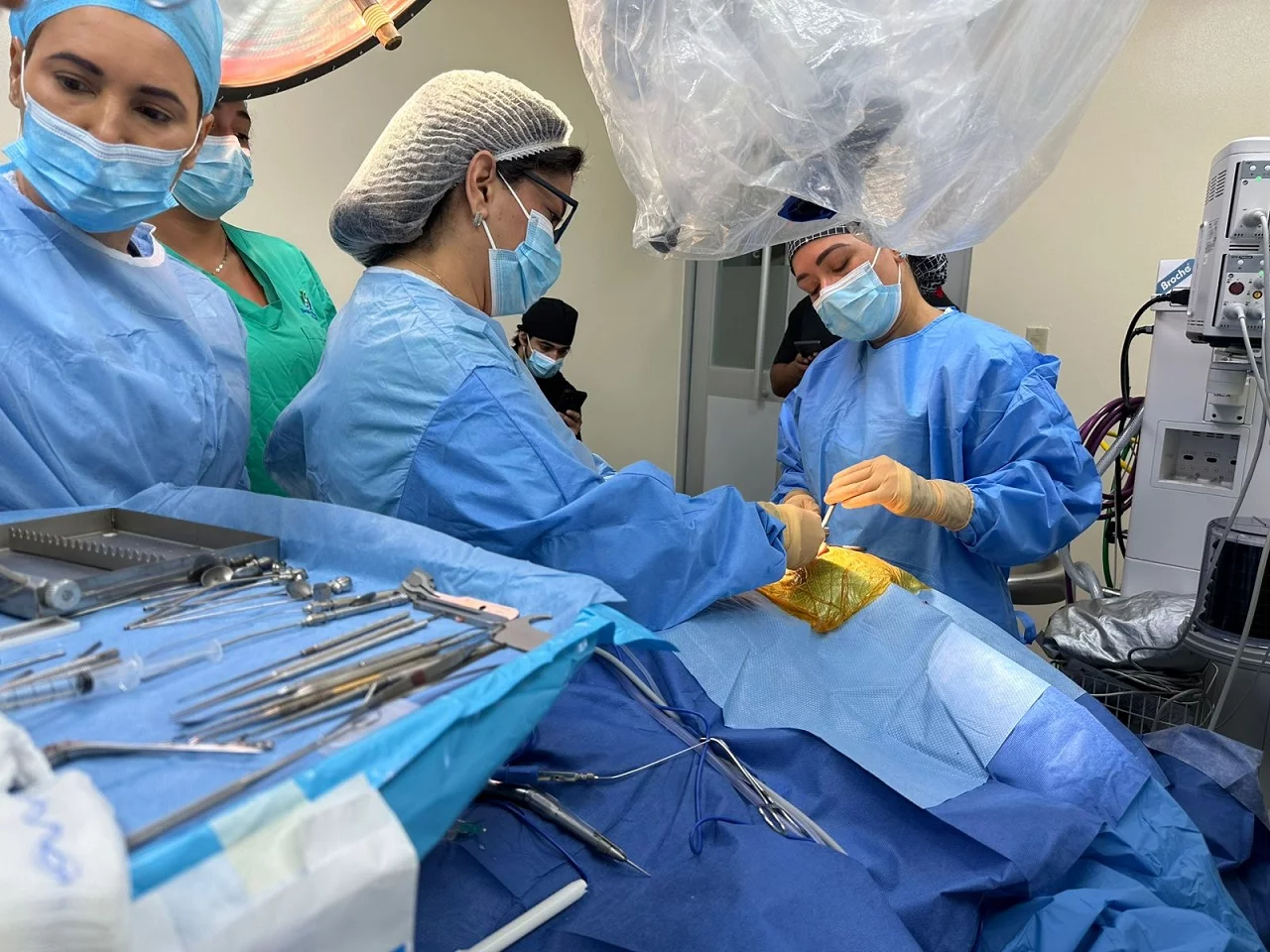 Hospital Metropolitano de Santiago realiza exitosa cirugía de implante coclear a niña dominicana