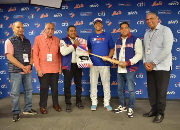 Juan Soto recibe un bate de las manos de José P. Monegro, presidente Comité Organizador, y Kelvin Cruz, ministro de Deportes . Le acompañan Garibaldy Bautista, presidente  COD;  Luis Mejía Oviedo, de Caribe Sports,   y el cónsul  Jesús Vásquez.  fuente externa
