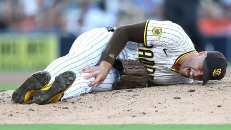 Jason Adam, de Padres, se desplomó al intentar girar en una rola lenta conectada por Gunnar Henderson, de Orioles. Jason Adam, de Padres, se desplomó al intentar girar en una rola lenta conectada por Gunnar Henderson, de Orioles.