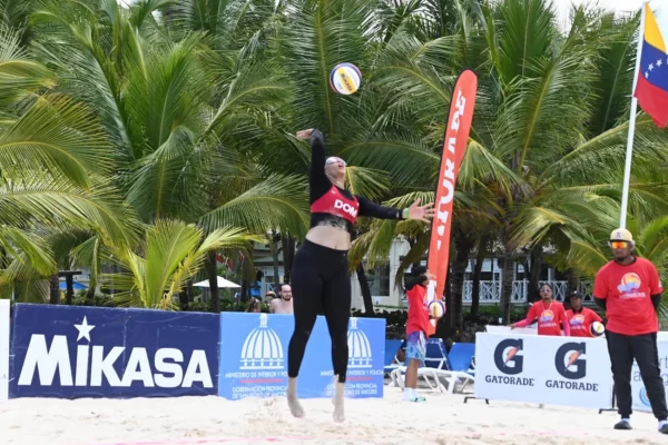 Julibeth Payano realiza un saque