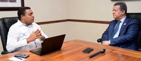 El director de EL DÍA, José P. Monegro,  durante una  entrevista en Nueva York  con el exmandatario  y líder de la Fuerza del Pueblo , Leonel Fernández.