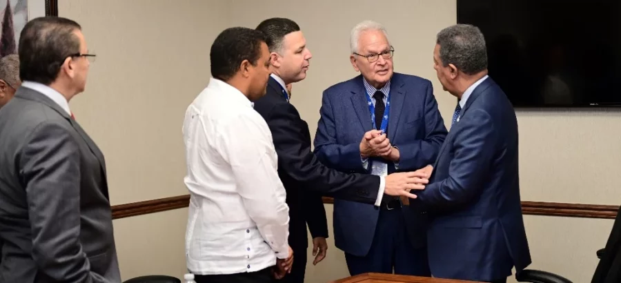 Leonel Fernández aprovecha su estadía en New York para reunirse con representantes de una diáspora de la que él mismo fue parte una vez.