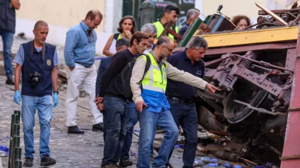 Funcionarios inspeccionan el funicular accidentado.