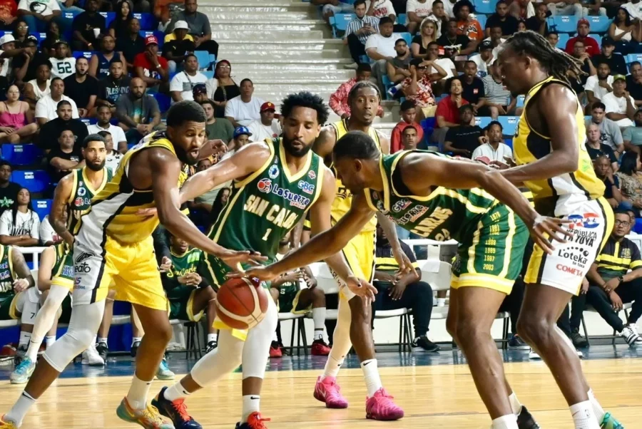 LJ Figueroa, del Rafael Barias, y Juan Guerrero, de San Carlos, se disputan un balón junto a Tyran De La Ttibeaudiere y Austin Trice. LJ Figueroa, del Rafael Barias, y Juan Guerrero, de San Carlos, se disputan un balón junto a Tyran De La Ttibeaudiere y Austin Trice.