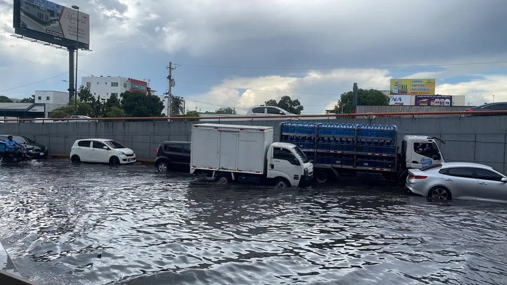 Lluvias de las últimas 48 horas han generado inundaciones urbanas en diferentes localidades.