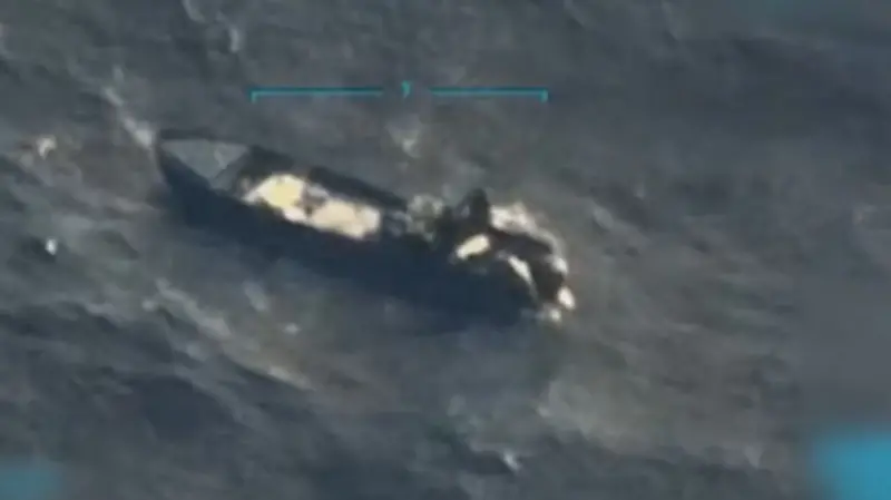 Imagen del barco antes de que explotara difundida por Trump.