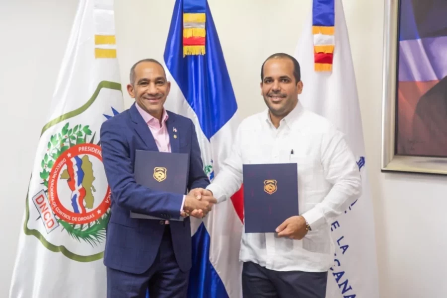 Leandro José Villanueva, director de DIGEMAPS y el presidente de la DNCD, Vicealmirante José M. Cabrera Ulloa. (1) Leandro José Villanueva, director de DIGEMAPS y el presidente de la DNCD, Vicealmirante José M. Cabrera Ulloa. (1)