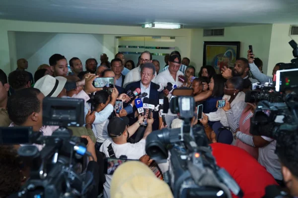 Leonel conversó con representantes de medios de comunicación en la Casa Nacional de la Fuerza del Pueblo
