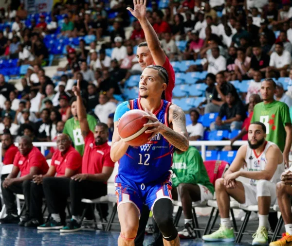 Lewis Duarte, del club San Lázaro, se prepara para ejecutar un disparo de larga distancia.