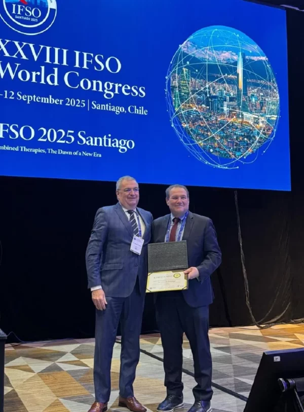 Luis Vicente Berti le entrega el certificado a Ricardo Domingo.