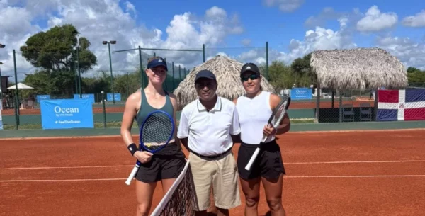 Luisina Giovannini (derecha), junto a su contrincante Madison Sieg (izquierda). El centro, Francisco de los Santos.