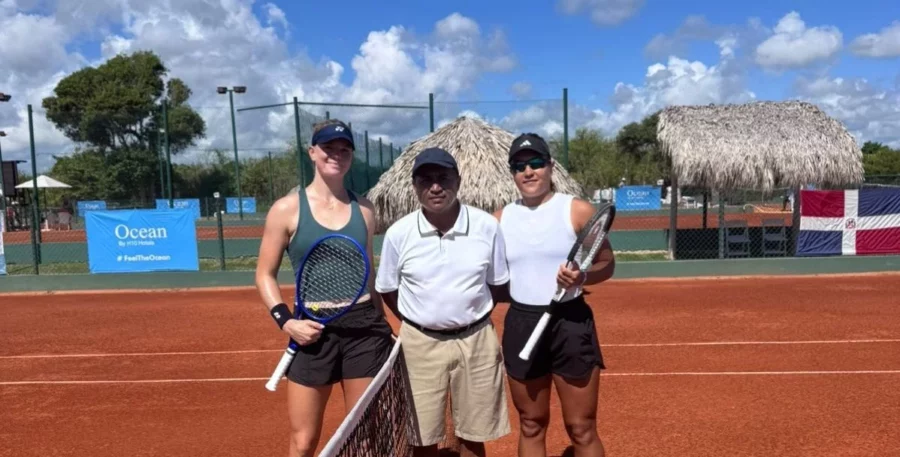 Luisina Giovannini (derecha), junto a su contrincante Madison Sieg (izquierda). El centro, Francisco de los Santos. Luisina Giovannini (derecha), junto a su contrincante Madison Sieg (izquierda). El centro, Francisco de los Santos.
