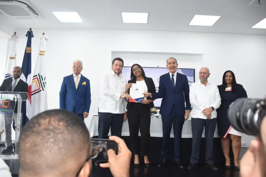 MESCyT entrega más de 200 becas a jóvenes pjm MESCyT entrega más de 200 becas a jóvenes pjm