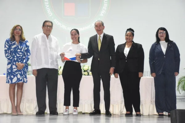 MESCyT otorga 208 becas nacionales a estudiantes 1