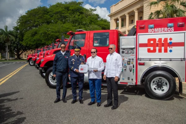 MINPRE y Sistema 911 entregan 12 nuevos camiones de bomberos para fortal…