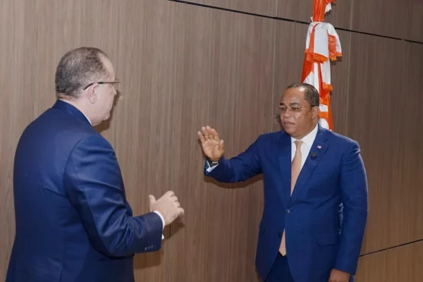 Ministro de Hacienda y Economía, Magín Díaz y el Gerente General de Bandex Catalino Correa Hicianoy e 02