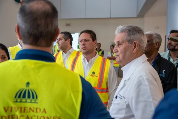 Ministro de Vivienda y Edificaciones, Carlos Bonilla y presidente de la Ciudad Sanitaria, José Joaquín Puello, en recorrido por instalaciones del Hospital Clínico-Quirúrgico. Fuente externa.