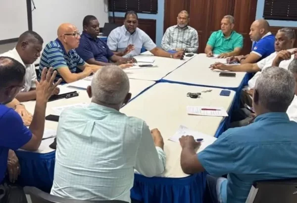 Nelson Ramírez, Comisionado del TBS Distrito 2025, junto a los directivos de Abadina y los delegados de los clubes en la última reunión para definir el calendario de competencia.