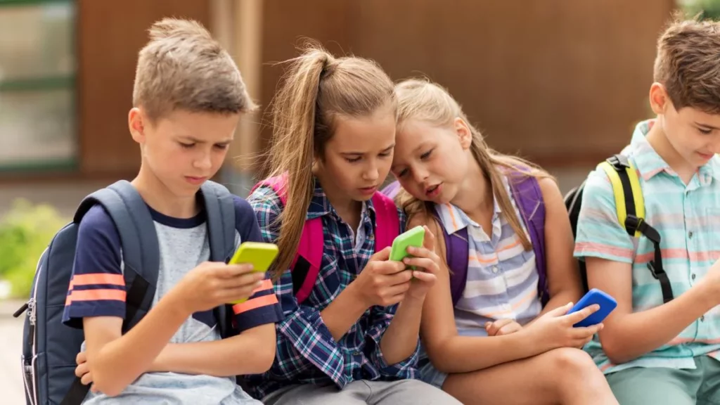Niños con dispositivos móviles