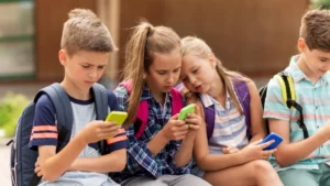 Niños con dispositivos móviles
