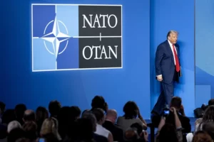 Fotografía de archivo del presidente de Estados Unidos, Donald Trump, en una conferencia de prensa en una cumbre de la OTAN.