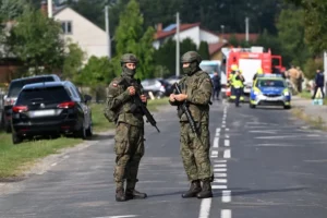 El Ejército polaco y los servicios de emergencia inspeccionan los daños causados por un dron ruso en un edificio residencial en Wyryki, este de Polonia.