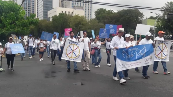 Parte de los participantes en la Marcha por la Paz.