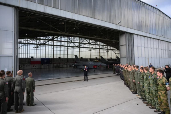 El presidente polaco, Karol Nawrocki, durante una reunión con soldados en la 31.ª Base Aérea Táctica de Poznan-Krzesiny, Polonia, el 11 de septiembre de 2025.EFE