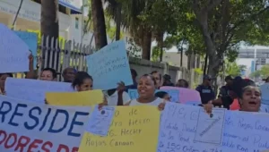 Manifestantes de La Pared de Haina.