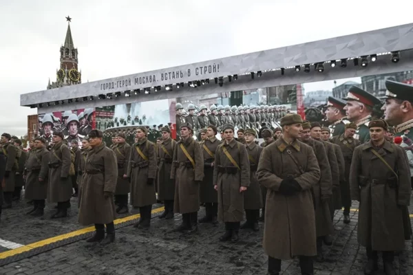 Imagen de archivo de soldados rusos con el uniforme de la Segunda Guerra mundial, en la Plaza Roja de Moscú,