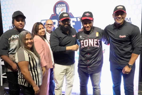 Rainiel Rodríguez junto a su familia, a Carlos Peña y a Aroboy Santana