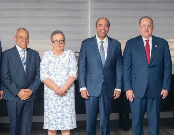 Miembros del Consejo de Directores de Refidomsa en su primera sesión de trabajo, celebrada en Santo Domingo.